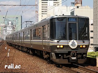 「神戸-大阪 開業140周年」ヘッドマークが取り付けられた223系