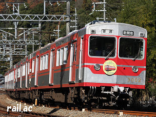 神戸電鉄開通80周年記念ヘッドマークを掲げた3001F