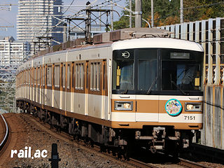 北神線1周年記念ヘッドマークを掲出する神戸市交通局7000系