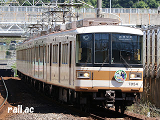 北神急行線市営化記念ヘッドマークを掲出する神戸市交通局7000系（西神中央側）
